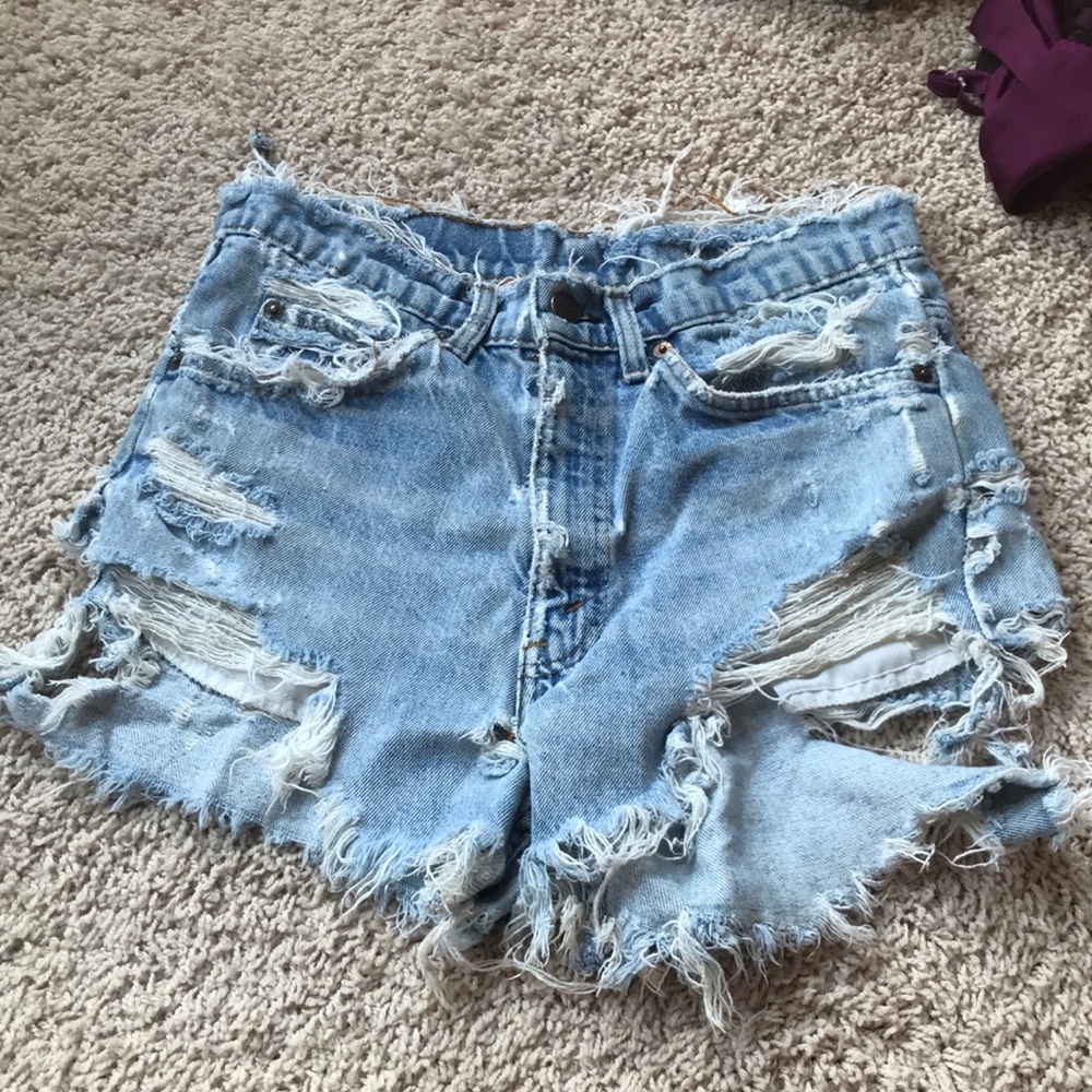 super trendy distressed levi’s denim shorts